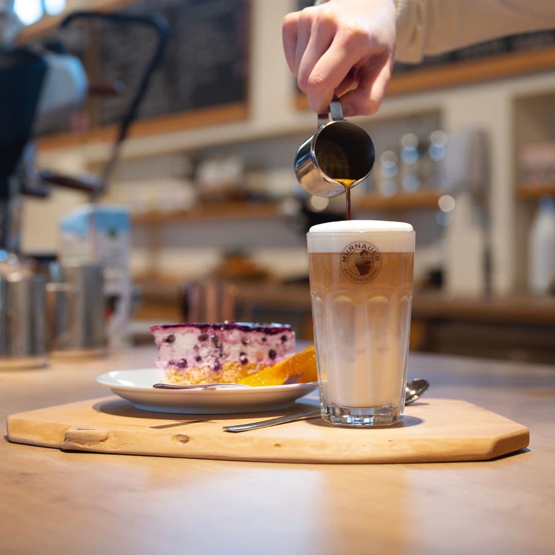 Murnauer Kaffeehaus Latte Macciato Kuchen Kaffeehaus Murnauer Kaffeeroesterei