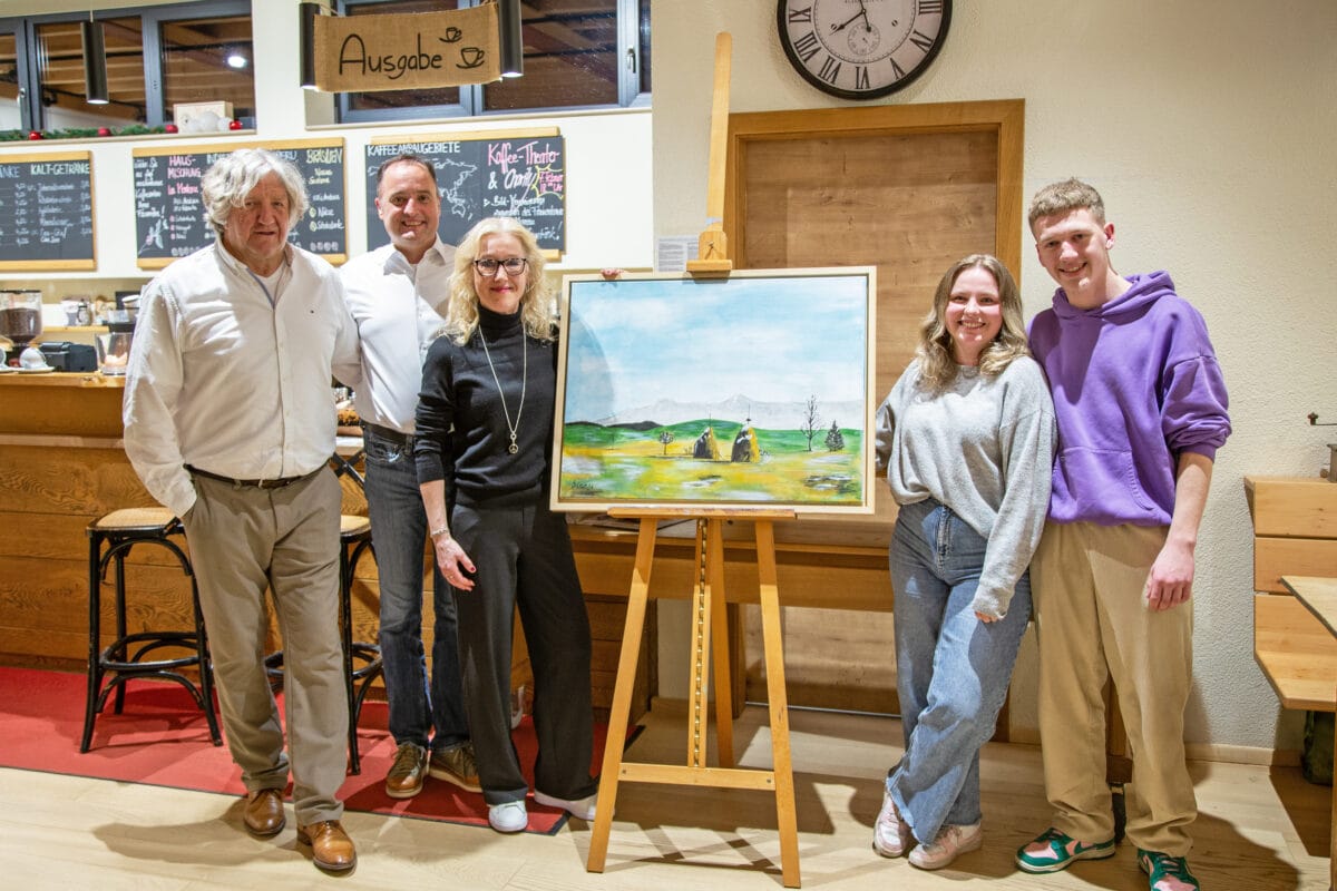 Charity Veranstaltung im Murnauer Kaffeehaus - Bild der Künstlerin Sabine Troch, Thomas Eckel und den glücklichen BesitzerInnen des Bildes.