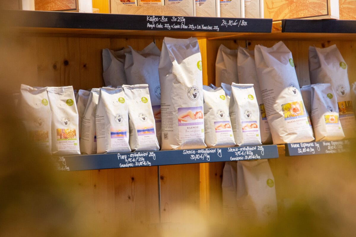 Entkoffeinierter Kaffee Tüten in verschiedenen Größen stehen in einem Produktregal für DeCaf Kaffee