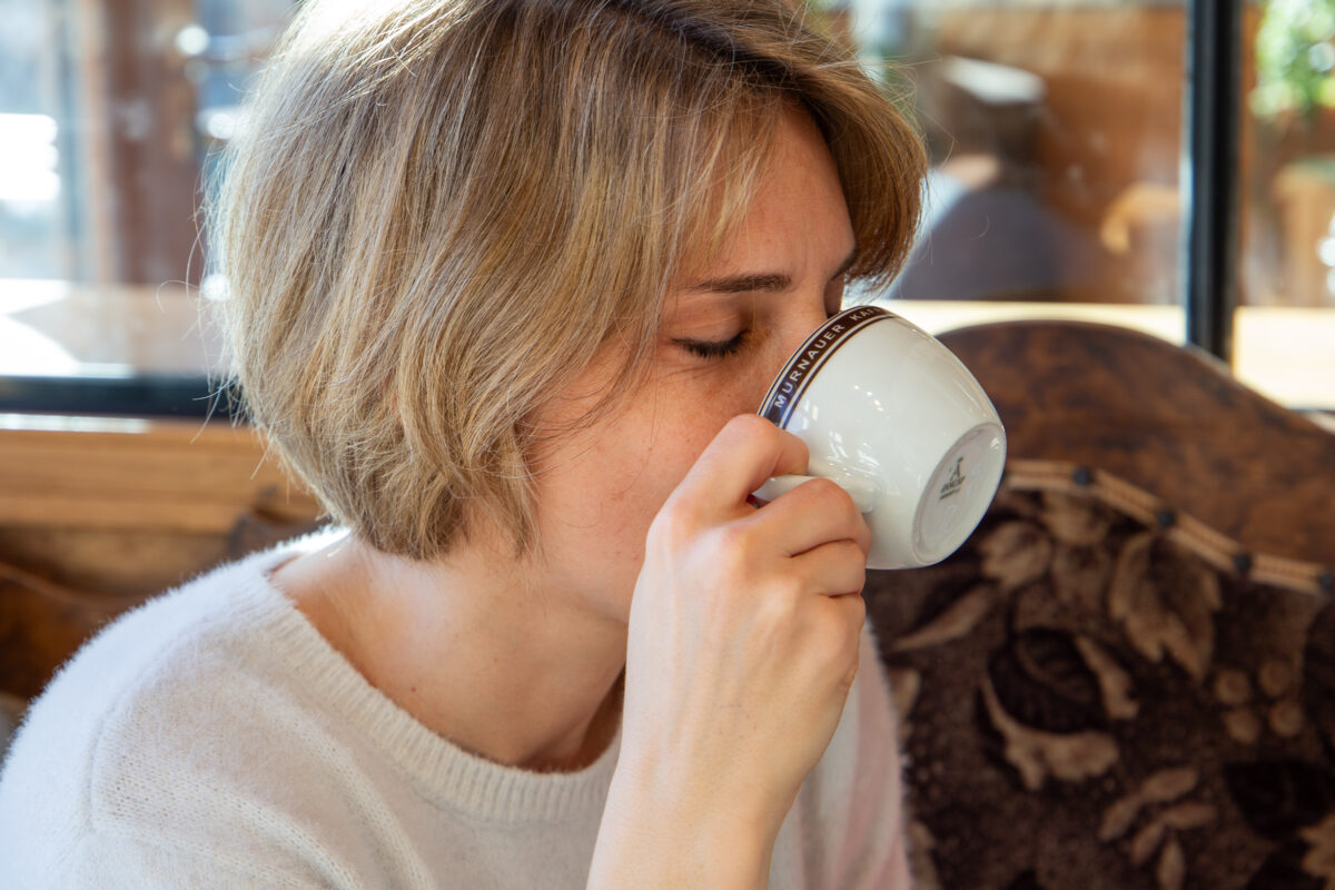 Achtsamkeit: Genussmoment Kaffee trinken auf der Terrasse