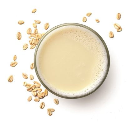 Glas von oben fotografiert mit Hafermilch und Hafer drum