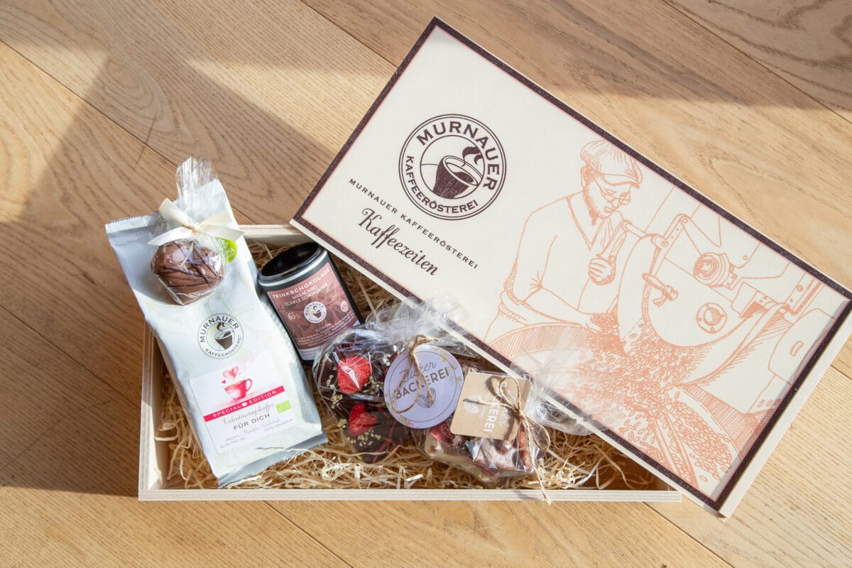 TOP 5 Geschenkideen zum Valentinstag - Holzbox mit einer feinen Auswahl an Produkten aus unserer Valentins-Edition