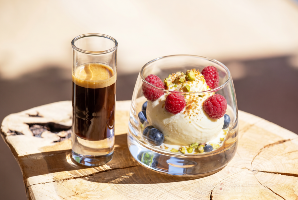 Affogato, Kaffeerezept für den Sommer, italienischer Kaffeegenuss - quer
