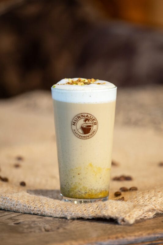Pistazien Latte - Kaffeekreation fertig zubereitet auf einem Tisch - 2