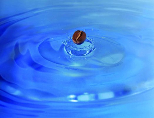 MKR Wasser A4 4c - Mythos Kaffee & Wasser - Warum eigentlich wird zu Kaffee meistens ein Glas Wasser serviert?