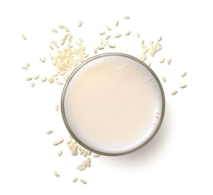 Glas von oben fotografiert mit Reismilch und Reis drum