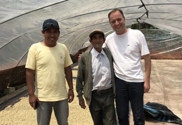 Nachhaltigkeit, fairer Kaffee und Handel: Thomas Eckel mit Herstellern von Pacha Mama in Peru