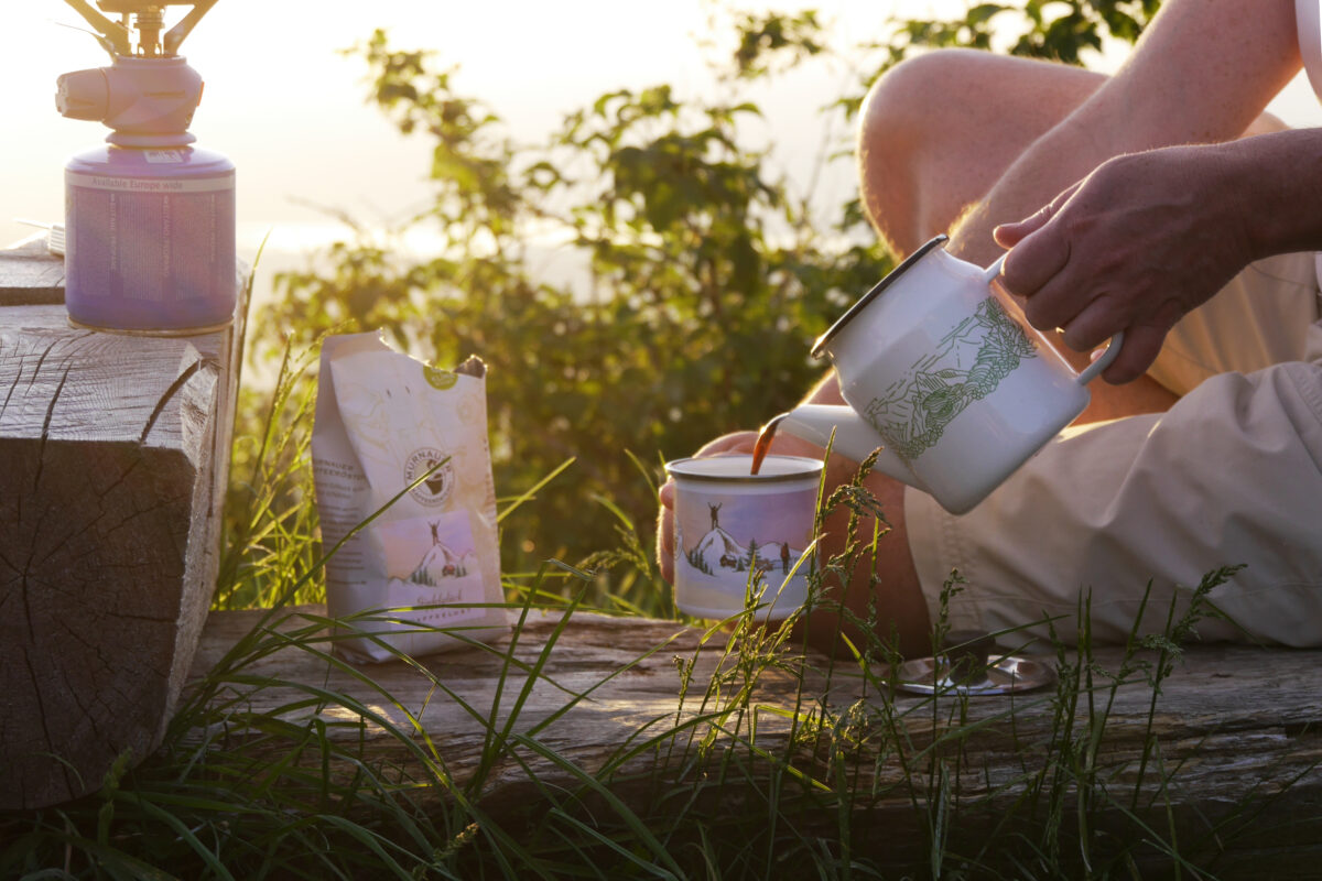 Outdoor-Coffee: Kaffee draußen anders schmeckt - Kaffee zubereitet mit Gaskocher in der Natur