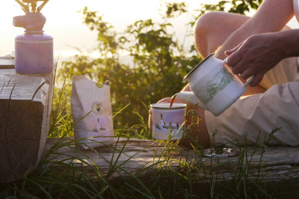 Outdoor-Coffee: Kaffee draußen anders schmeckt - Kaffee zubereitet mit Gaskocher in der Natur