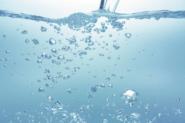 wasser mit sprudeligen Blasen
